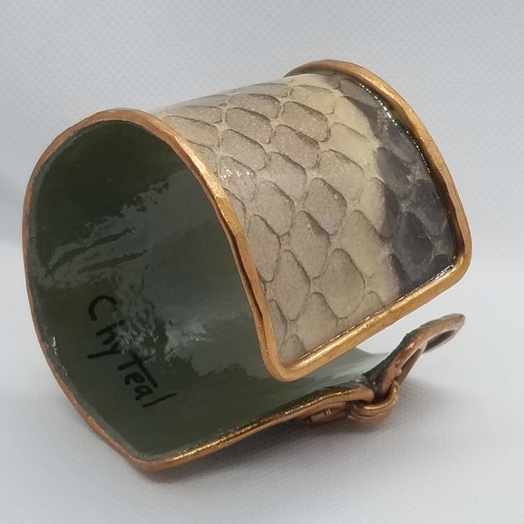 B Snake Skin Cuff Green Interior - Picture 5 of 7